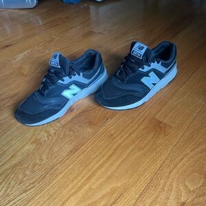 New Balance Men's Black and White Sneakers